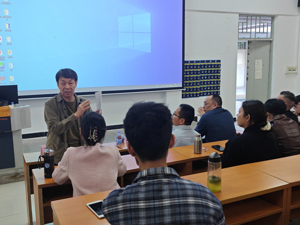 图3 学校督导王保良教授点评.jpg